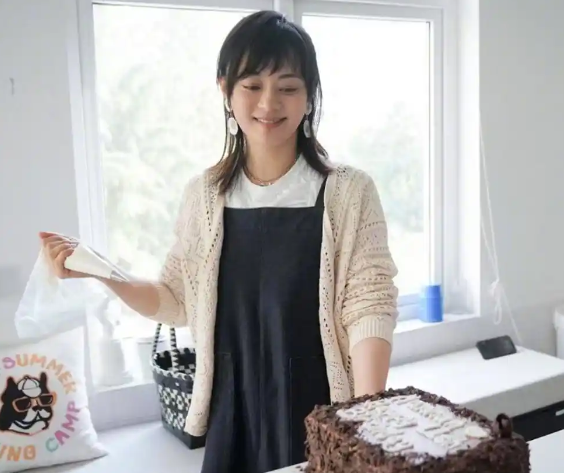 邓超11岁女儿庆祝生日小花穿白裙淑女范十足眉眼像极了爸爸(图4)