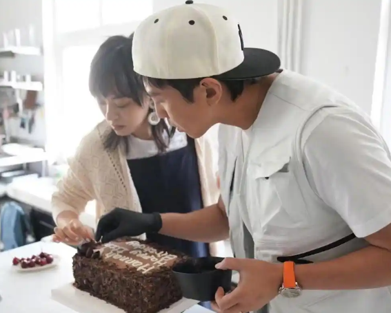 邓超11岁女儿庆祝生日小花穿白裙淑女范十足眉眼像极了爸爸(图5)
