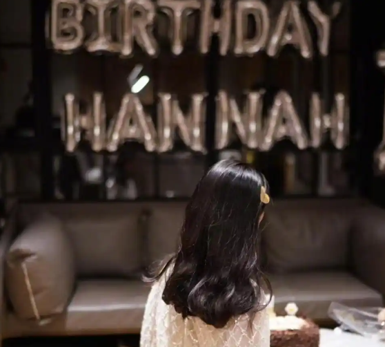 邓超11岁女儿庆祝生日小花穿白裙淑女范十足眉眼像极了爸爸(图6)