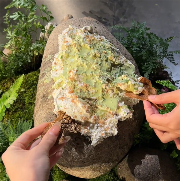 上海人均4千餐厅甜品是大象粪便！博主体验直言抽象到想退钱(图1)