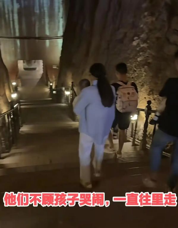 夫妻带孩子参观“古墓”小孩哭闹不止被无视长辈：长点心吧(图3)