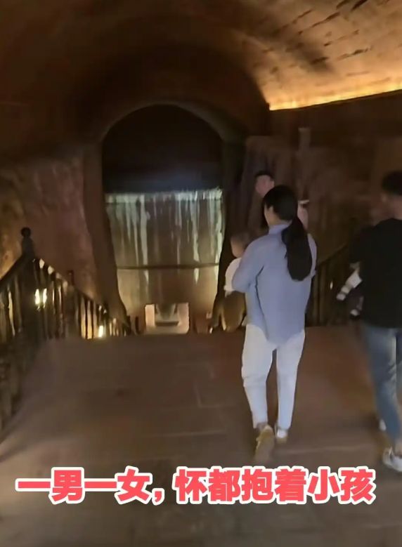 夫妻带孩子参观“古墓”小孩哭闹不止被无视长辈：长点心吧(图1)