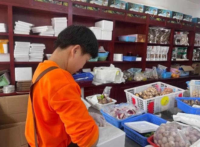 买菌送火腿辣椒大蒜！云南人为了让你吃上野生菌有多拼？(图1)