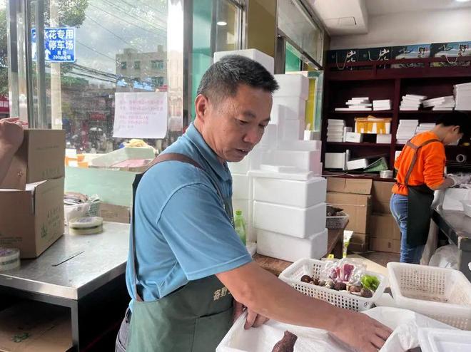 买菌送火腿辣椒大蒜！云南人为了让你吃上野生菌有多拼？(图2)