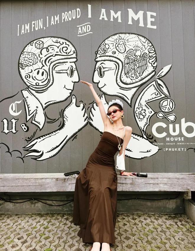 宋祖儿美拉德风锁骨杀刷屏！她的瘦肚操比饿肚子靠谱100倍(图2)