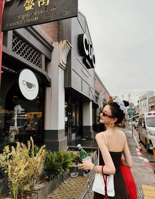 宋祖儿美拉德风锁骨杀刷屏！她的瘦肚操比饿肚子靠谱100倍(图1)