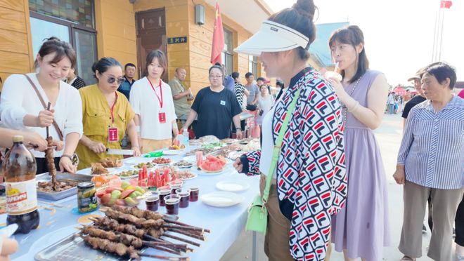 逊克县边疆村巴斯克节暨庭院经济成果展举行(图3)