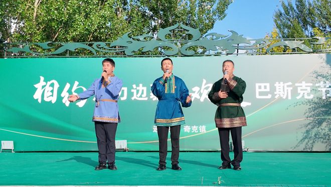 逊克县边疆村巴斯克节暨庭院经济成果展举行(图2)