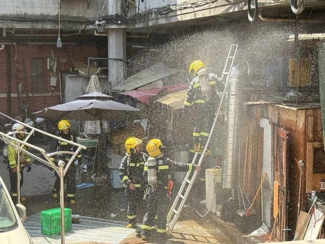 上海一沿街点心店突发火灾隆昌公寓浓烟弥漫(图2)