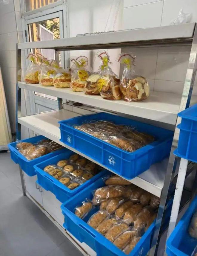 均价不到5元40元拎回两大袋!上海阿姨爷叔凌晨赶来抢生怕买不到热门款(图2)