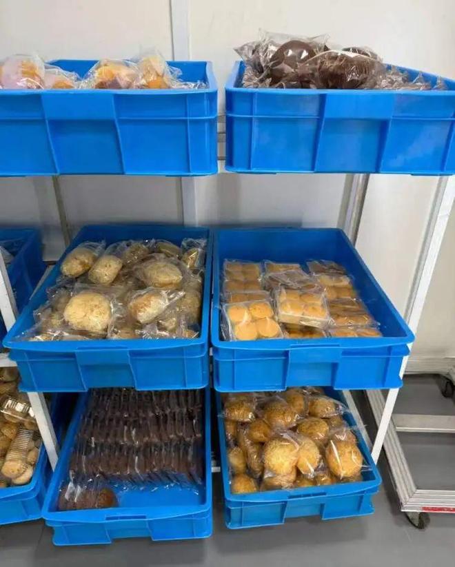 均价不到5元40元拎回两大袋!上海阿姨爷叔凌晨赶来抢生怕买不到热门款(图5)