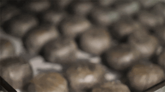 南京东路这家「点心老字号」中秋月饼竟然“黑化”了？(图4)