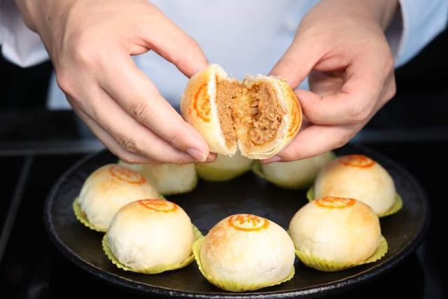 申城鲜肉月饼火热“斗法”老字号坚持手工现做有店家优惠到两块钱一只(图12)