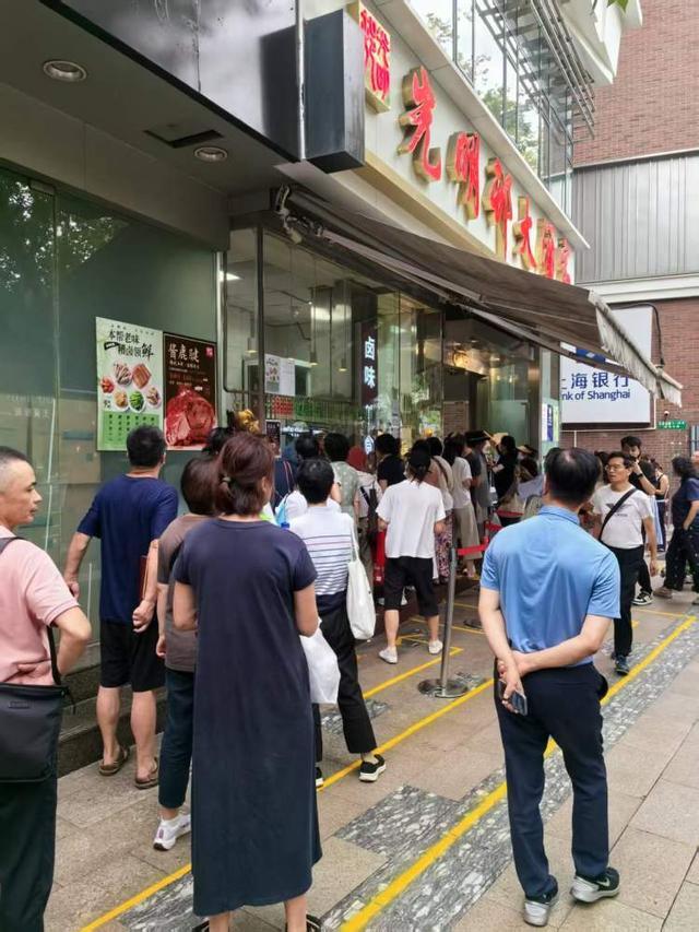 申城鲜肉月饼火热“斗法”老字号坚持手工现做有店家优惠到两块钱一只(图15)