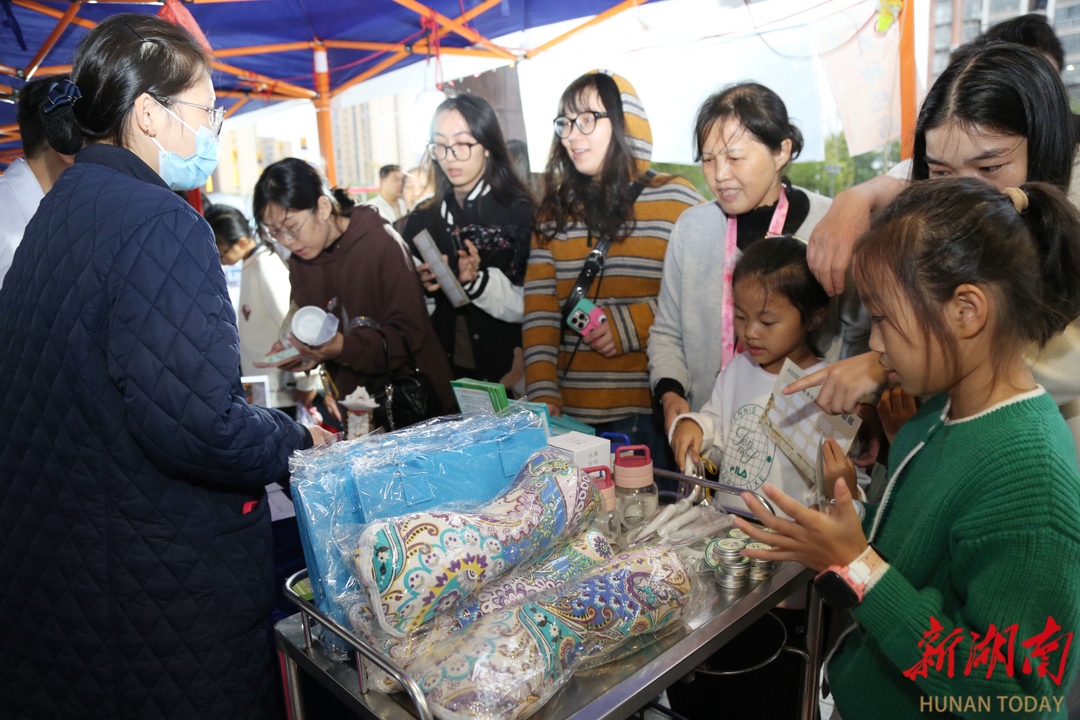 岳阳“中医健康夜市”何以持续火爆(图4)