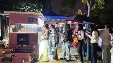 小伙辞去月薪8千工作摆摊日入破千！摆摊卖麻糍想向鸡排哥一样(图2)