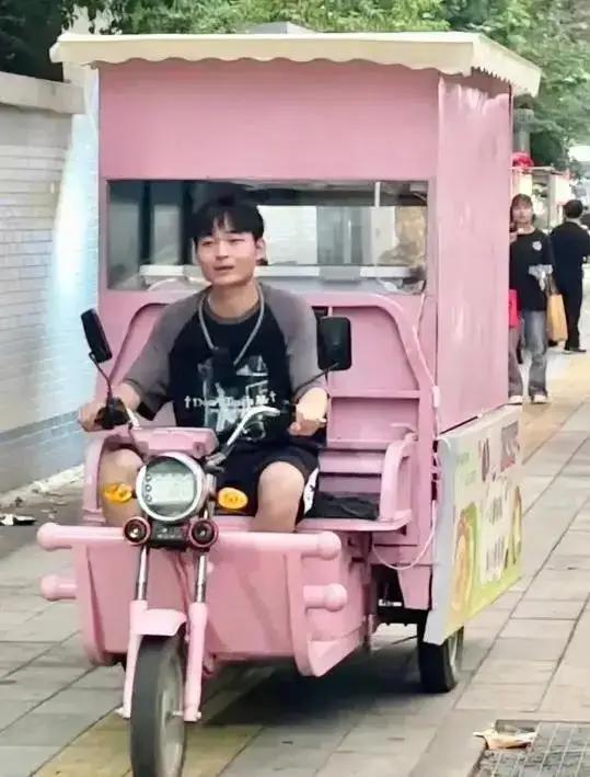 小伙辞去月薪8千工作摆摊日入破千！摆摊卖麻糍想向鸡排哥一样(图4)