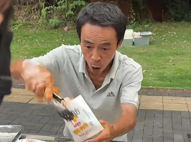 小伙辞去月薪8千工作摆摊日入破千！摆摊卖麻糍想向鸡排哥一样(图5)