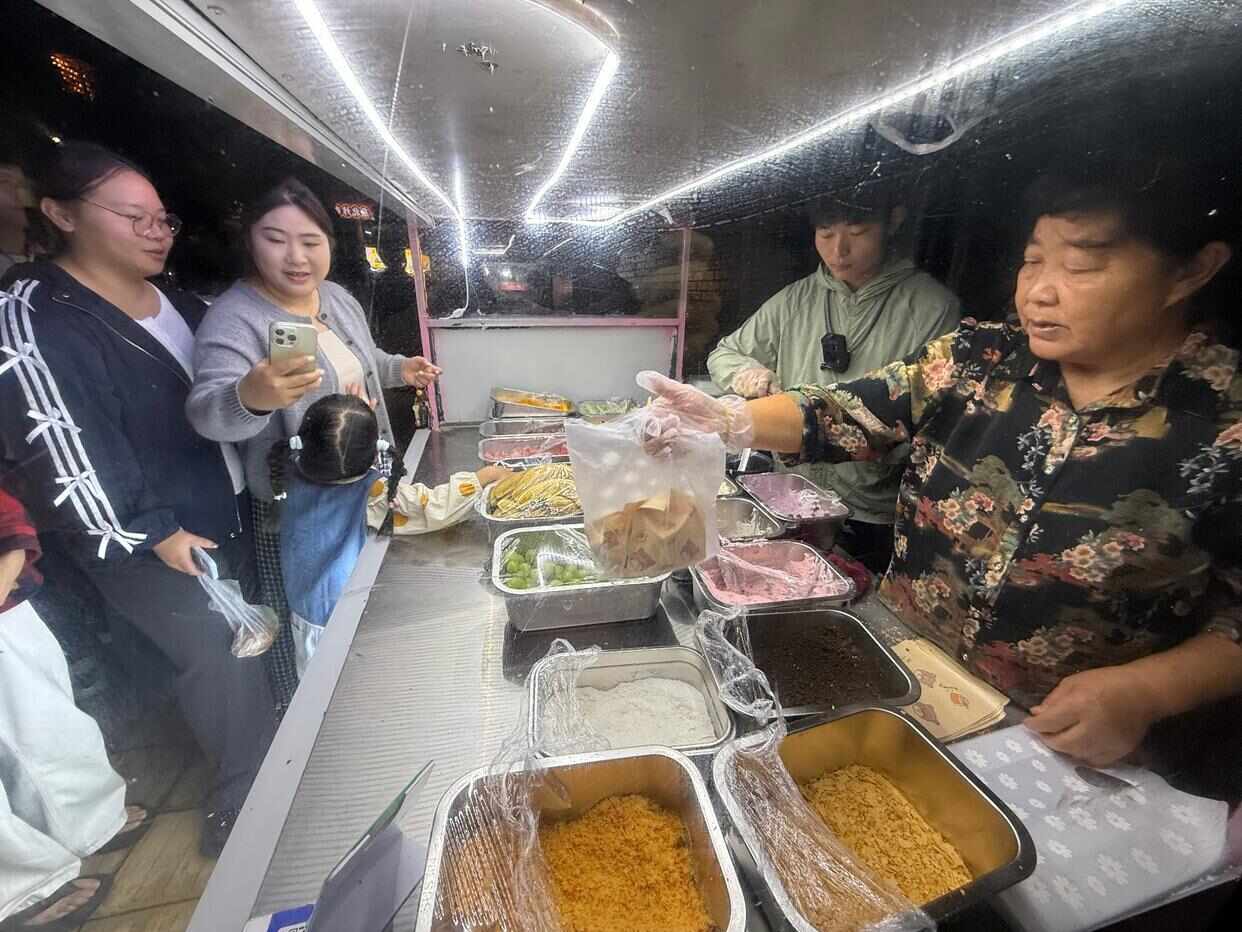 27岁小伙辞去月薪8000元工作摆摊卖麻糍日入破千(图3)