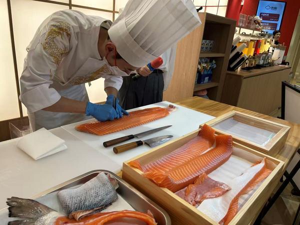 跨界寿司赛道海底捞旗下首家寿司店亮相杭州(图2)