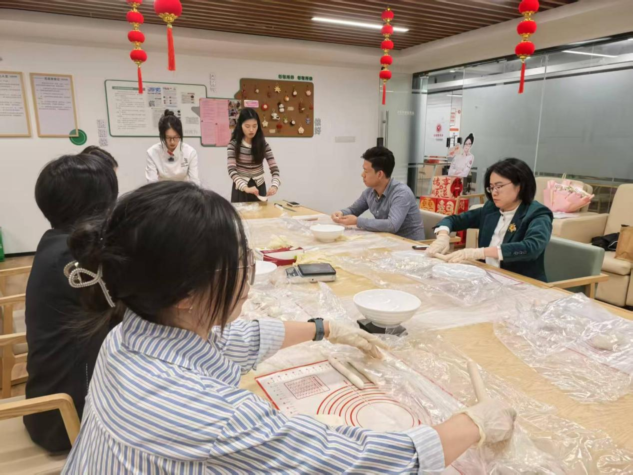 网络中国节·重阳|“冠军技艺”遇上“邻里温情”匠心烘培暖桑榆(图1)