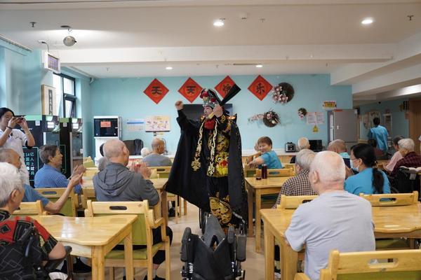 重阳节里的团圆味:海底捞为“银发族”加一份温度(图3)