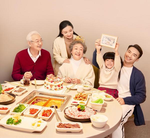 重阳节里的团圆味:海底捞为“银发族”加一份温度(图2)