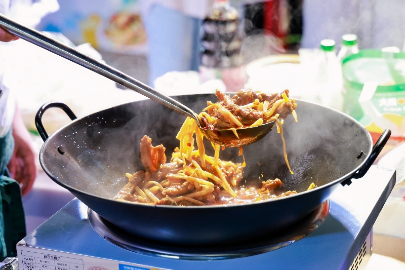 “爆炒生料+新派茶饮”集市解锁八桂美食“新CP”(图2)