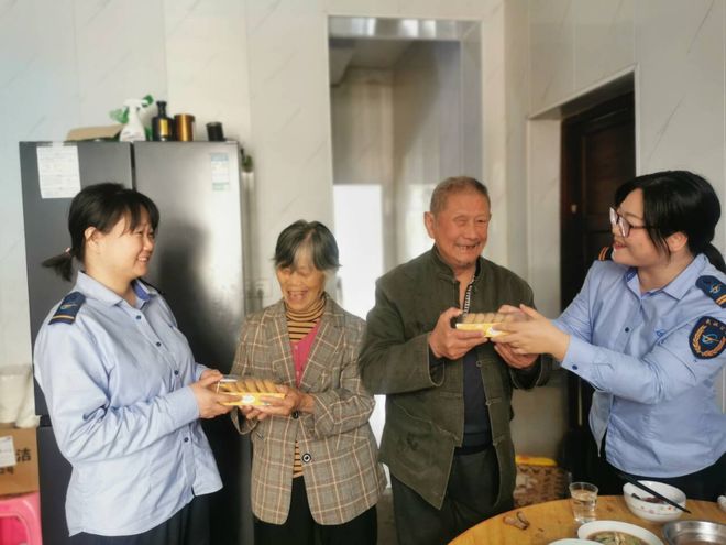 公交巾帼小分队重阳送暖手工桃酥甜透老人心(图1)