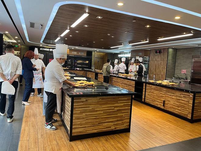 上海蝴蝶酥有多“卷”?糟卤、红茶入酥一块要叠两三百层(图5)