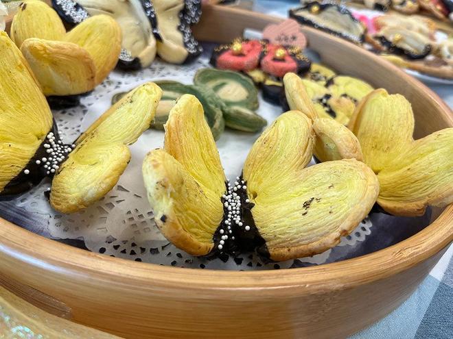 上海蝴蝶酥有多“卷”?糟卤、红茶入酥一块要叠两三百层(图2)