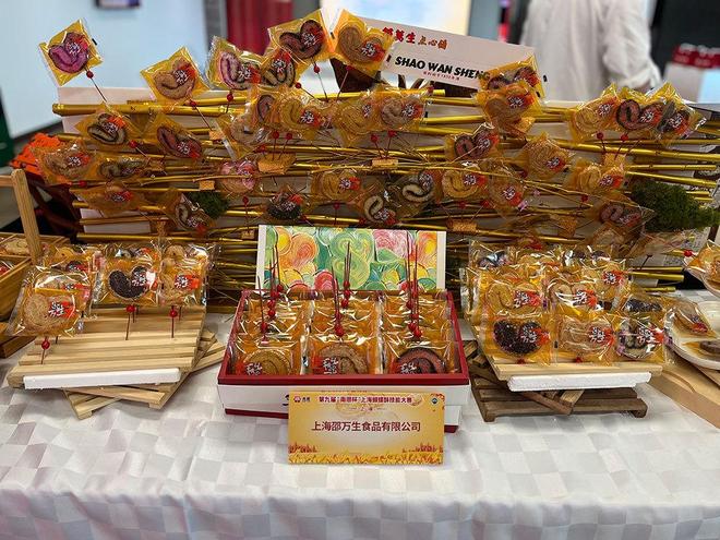 上海蝴蝶酥有多“卷”?糟卤、红茶入酥一块要叠两三百层(图1)