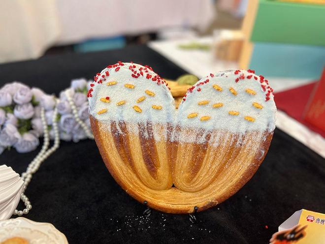 上海蝴蝶酥有多“卷”?糟卤、红茶入酥一块要叠两三百层(图4)