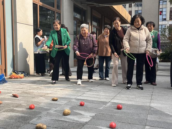 浒墅关理想社区：重阳乐聚广场间暖心糕点敬耆年(图1)