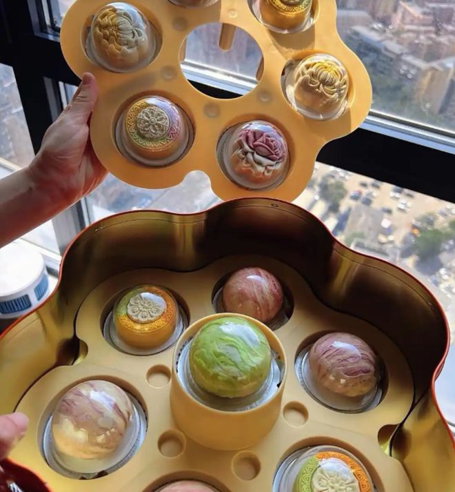 “越穷越爱装大方！”一盒精装小点心揭开寒门家长遮羞布！(图2)