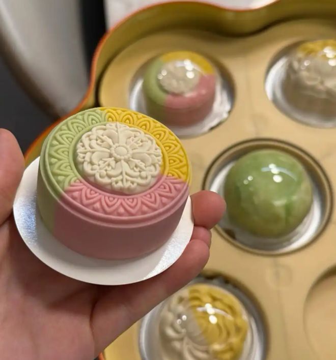 “越穷越爱装大方！”一盒精装小点心揭开寒门家长遮羞布！(图4)