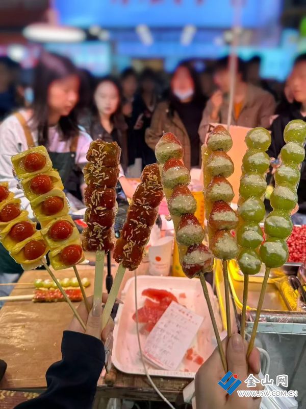 镇江街头卷起“甜蜜风暴”(图2)