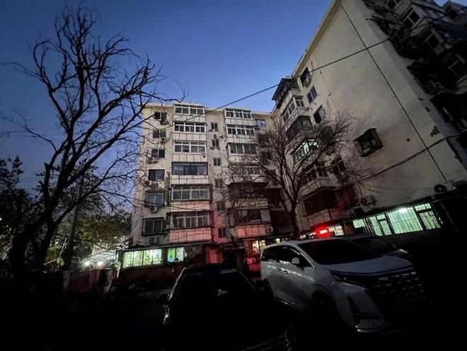 天津一小区围墙防盗刺插满烧饼馒头居民:大爷捡回来晾晒卖钱(图2)