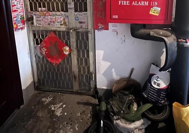 天津一小区围墙防盗刺插满烧饼馒头居民:大爷捡回来晾晒卖钱(图5)