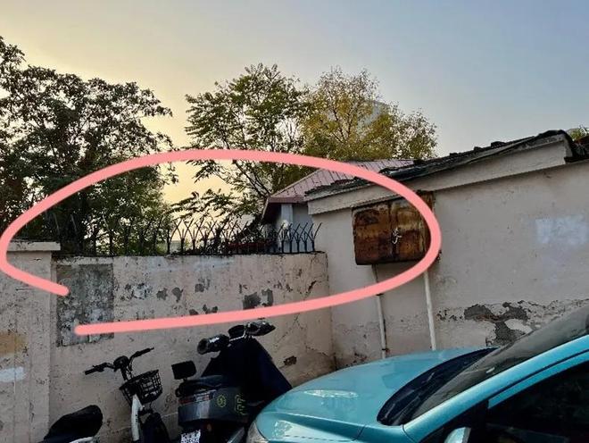 天津一小区围墙防盗刺插满烧饼馒头居民:大爷捡回来晾晒卖钱(图4)