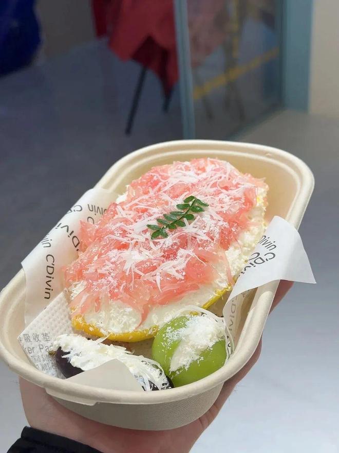 爆改“甜品顶流”！固体杨枝甘露如何一口“嚼”出亿元新生意？(图2)