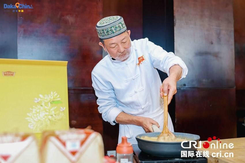 【2025打卡中国】老字号玩转“新花样”开封非遗技艺惊艳国际友人(图2)