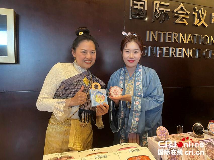 【2025打卡中国】老字号玩转“新花样”开封非遗技艺惊艳国际友人(图4)