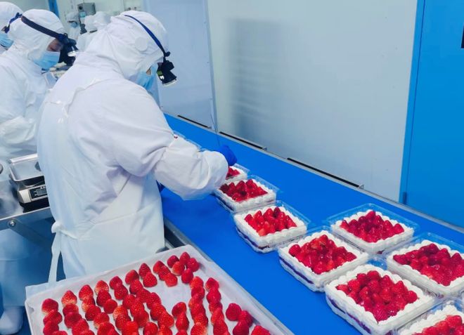 上市两周销量激增200%!七鲜这款草莓蛋糕缘何成今冬甜品爆款?(图5)