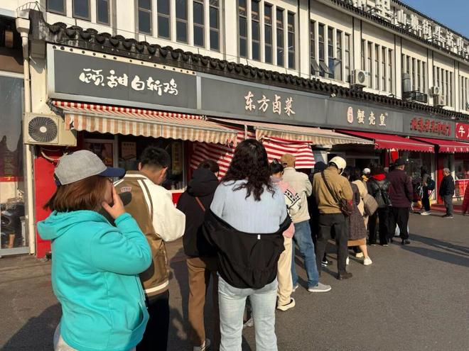 天天排长龙在苏州山塘街地铁口江南蟹壳黄店家只卖一道点心(图2)