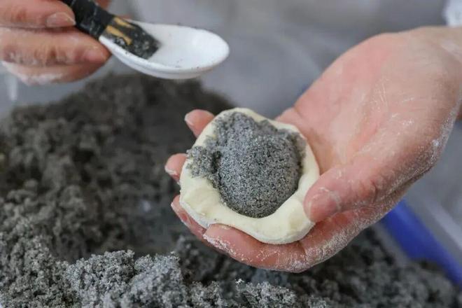 天天排长龙在苏州山塘街地铁口江南蟹壳黄店家只卖一道点心(图4)