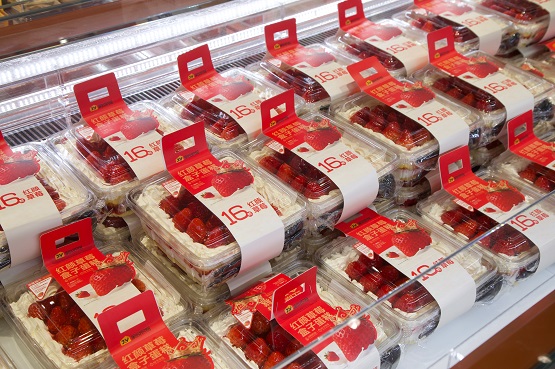 冬季烘焙赛道内卷升级!家悦草莓盒子引领商超爆款突围(图2)