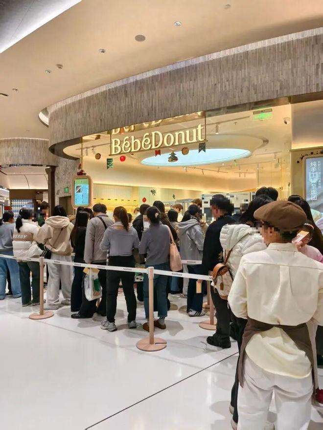 拖着箱子就冲进去排队2小时还不一定买得到！杭州人又看懵了……(图7)