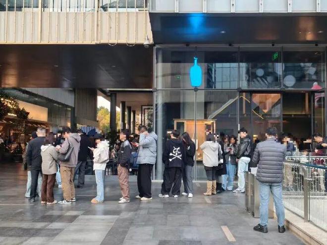 拖着箱子就冲进去排队2小时还不一定买得到！杭州人又看懵了……(图13)