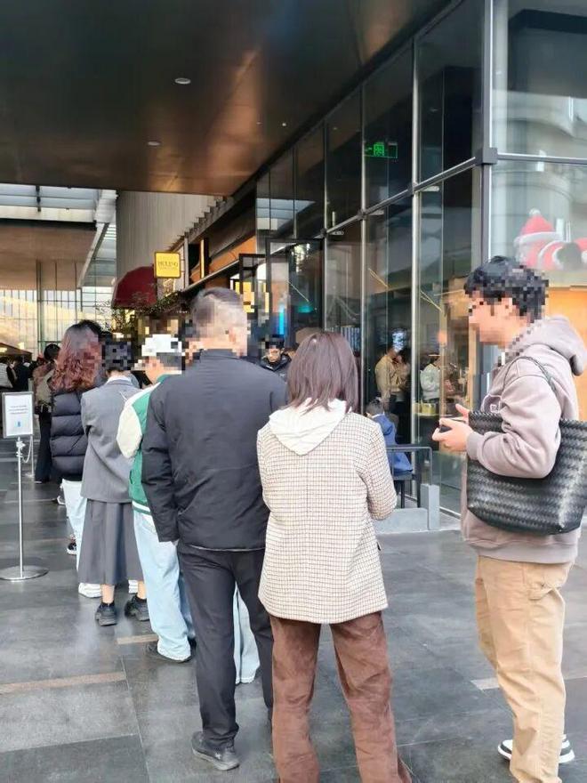 拖着箱子就冲进去排队2小时还不一定买得到！杭州人又看懵了……(图14)